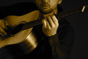 Lutz Scheufler spielt Gitarre